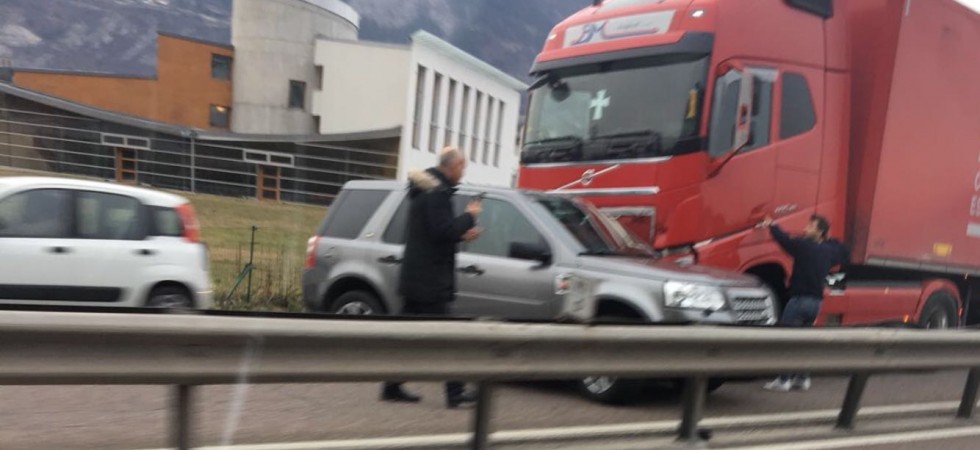 Doppio tamponamento in tangenziale, prima tamponamento camion-macchina e poi tra due auto, traffico in tilt